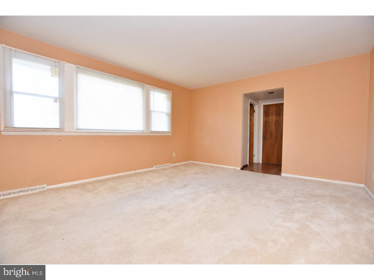 268 Greentree Road Sewell, NJ 08080 - Photo 6 of 19 Living Room