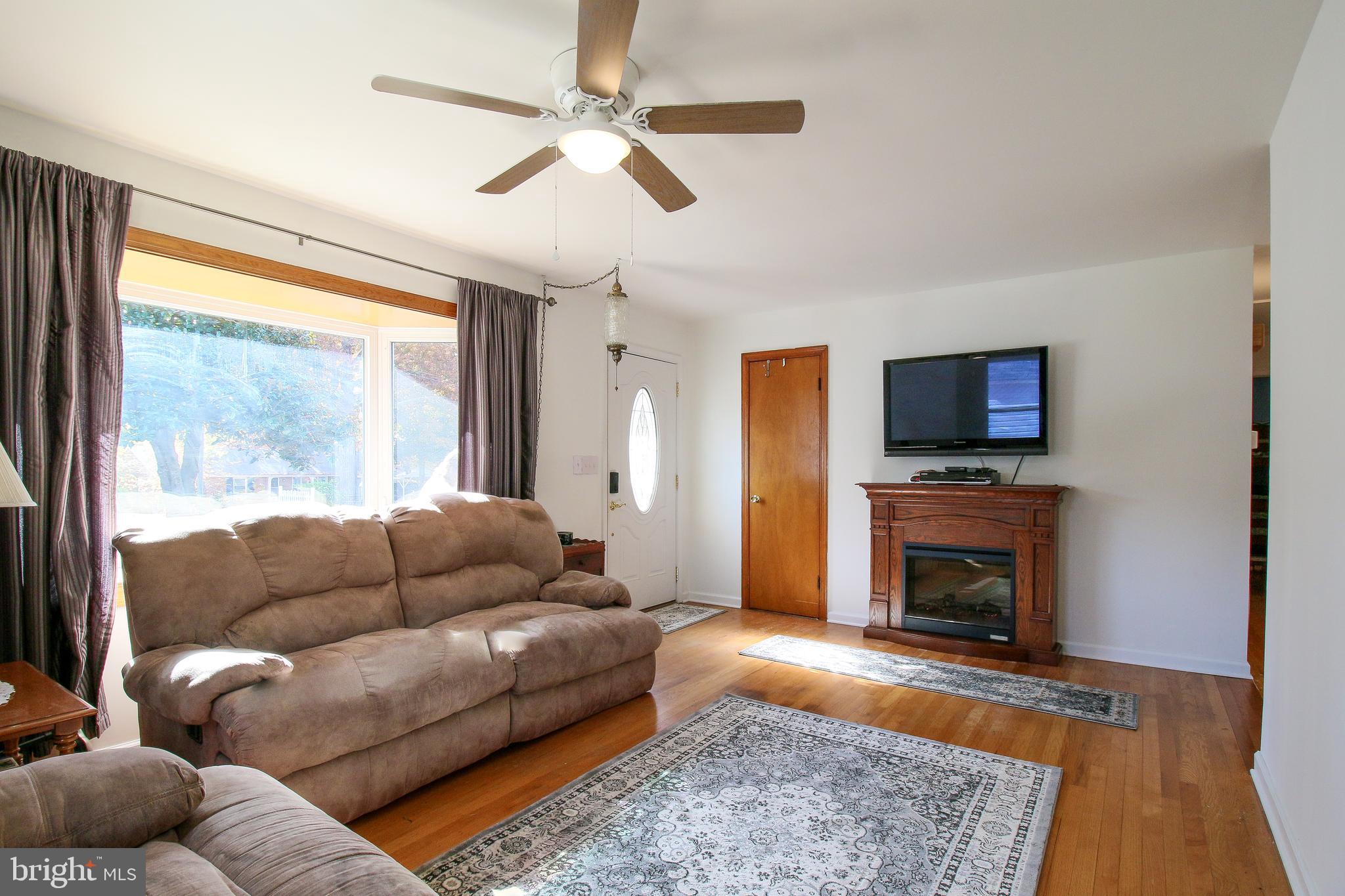 1017 Ficklen Road Fredericksburg, VA 22405 - Photo 6 of 35 Living Room