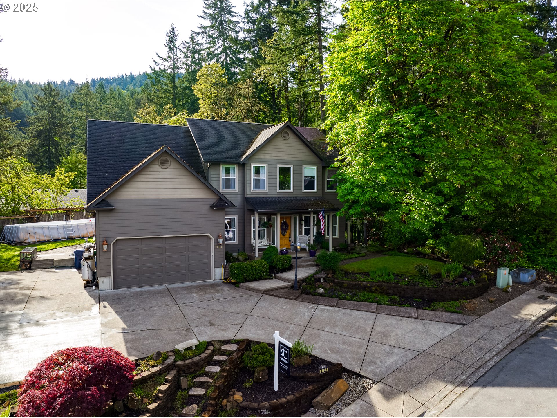 1187 South 69th Street Springfield, OR 97478 - Photo 1 of 42 a house view with a garden space
