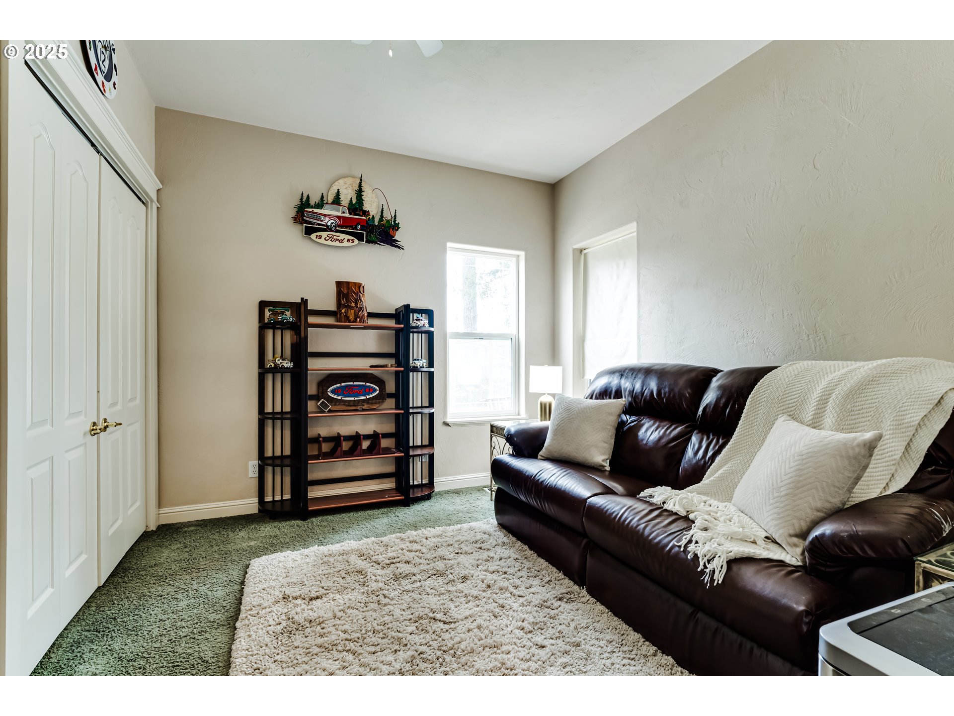1187 South 69th Street Springfield, OR 97478 - Photo 19 of 42 a living room with furniture and a dresser