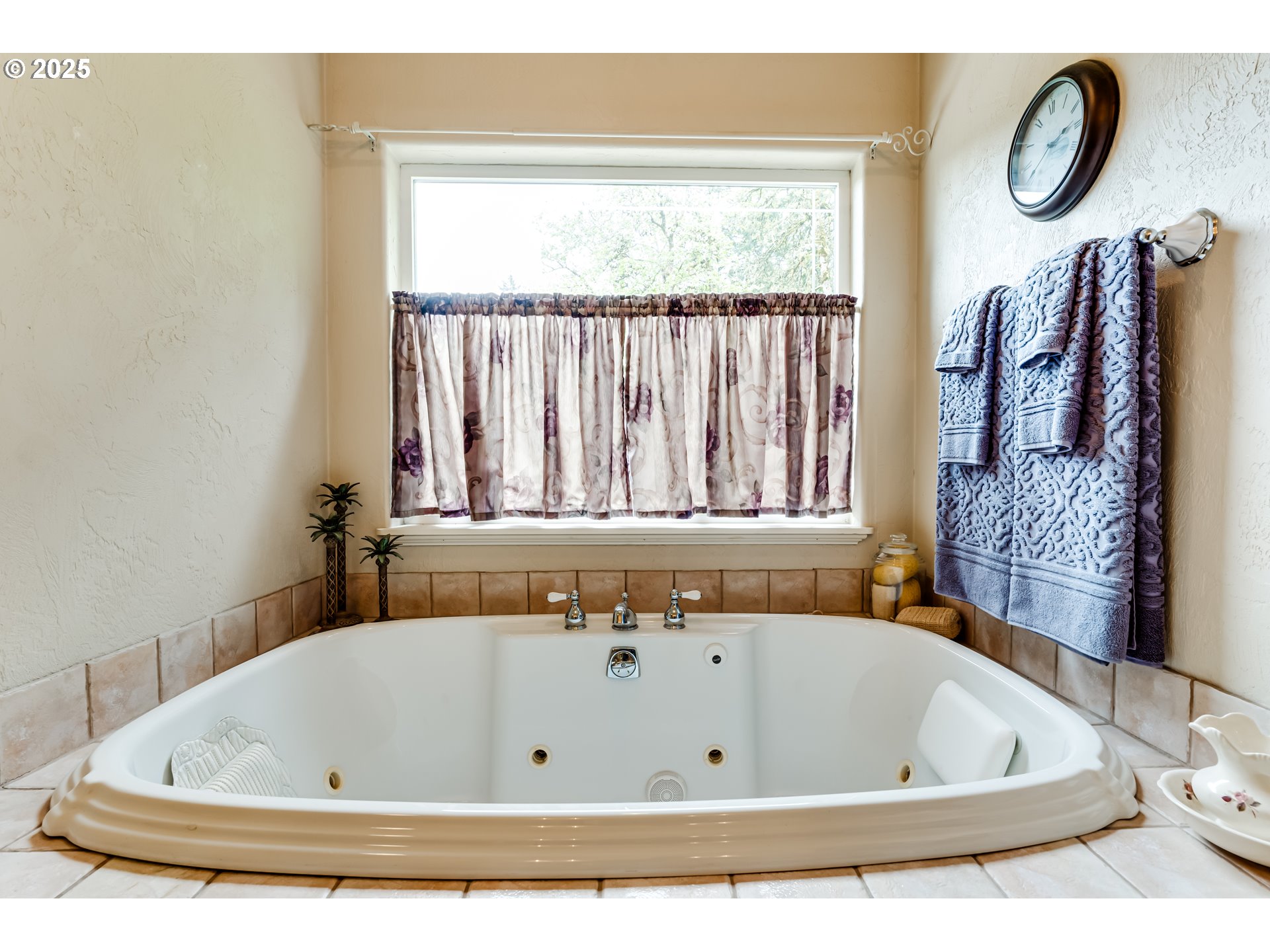 1187 South 69th Street Springfield, OR 97478 - Photo 27 of 42 a bathroom with a tub and a window