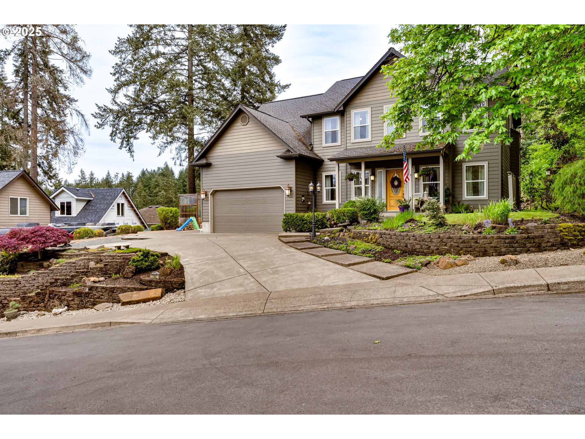 1187 South 69th Street Springfield, OR 97478 - Photo 3 of 42 a front view of a house with a yard