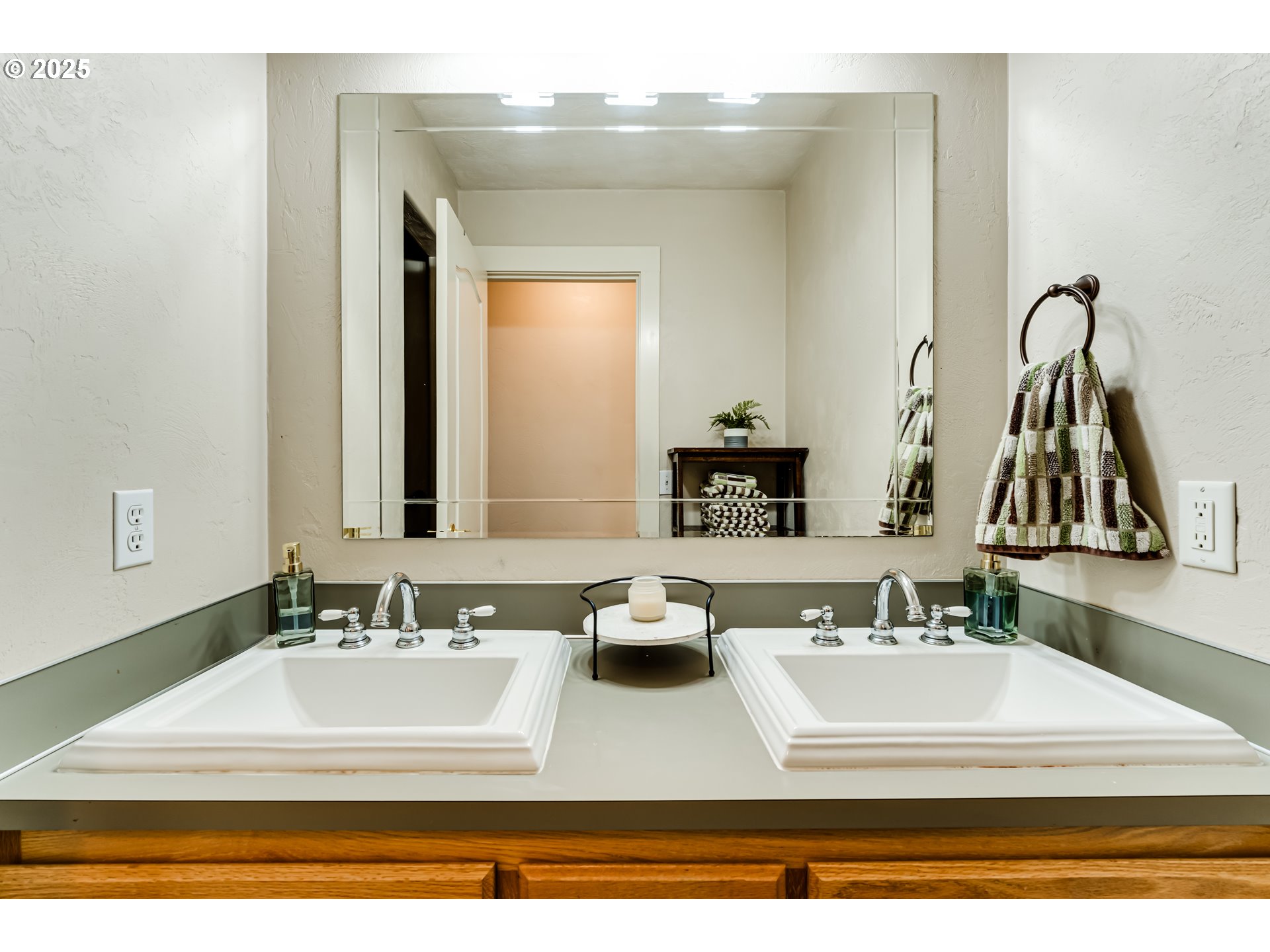 1187 South 69th Street Springfield, OR 97478 - Photo 31 of 42 a bathroom with a sink and a mirror