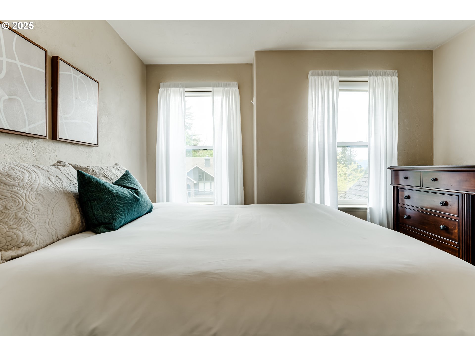 1187 South 69th Street Springfield, OR 97478 - Photo 33 of 42 a bedroom with a bed and a tv