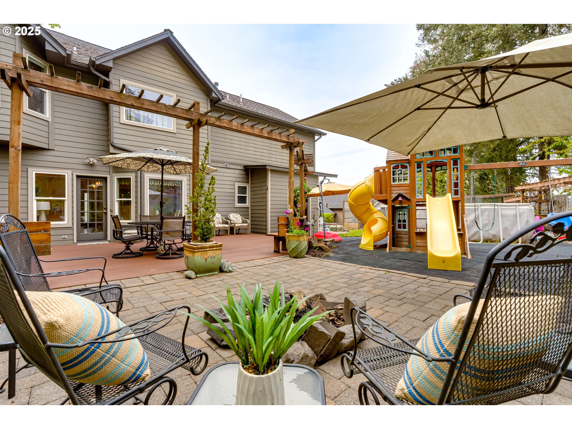 1187 South 69th Street Springfield, OR 97478 - Photo 36 of 42 a view of a patio with table and chairs under an umbrella