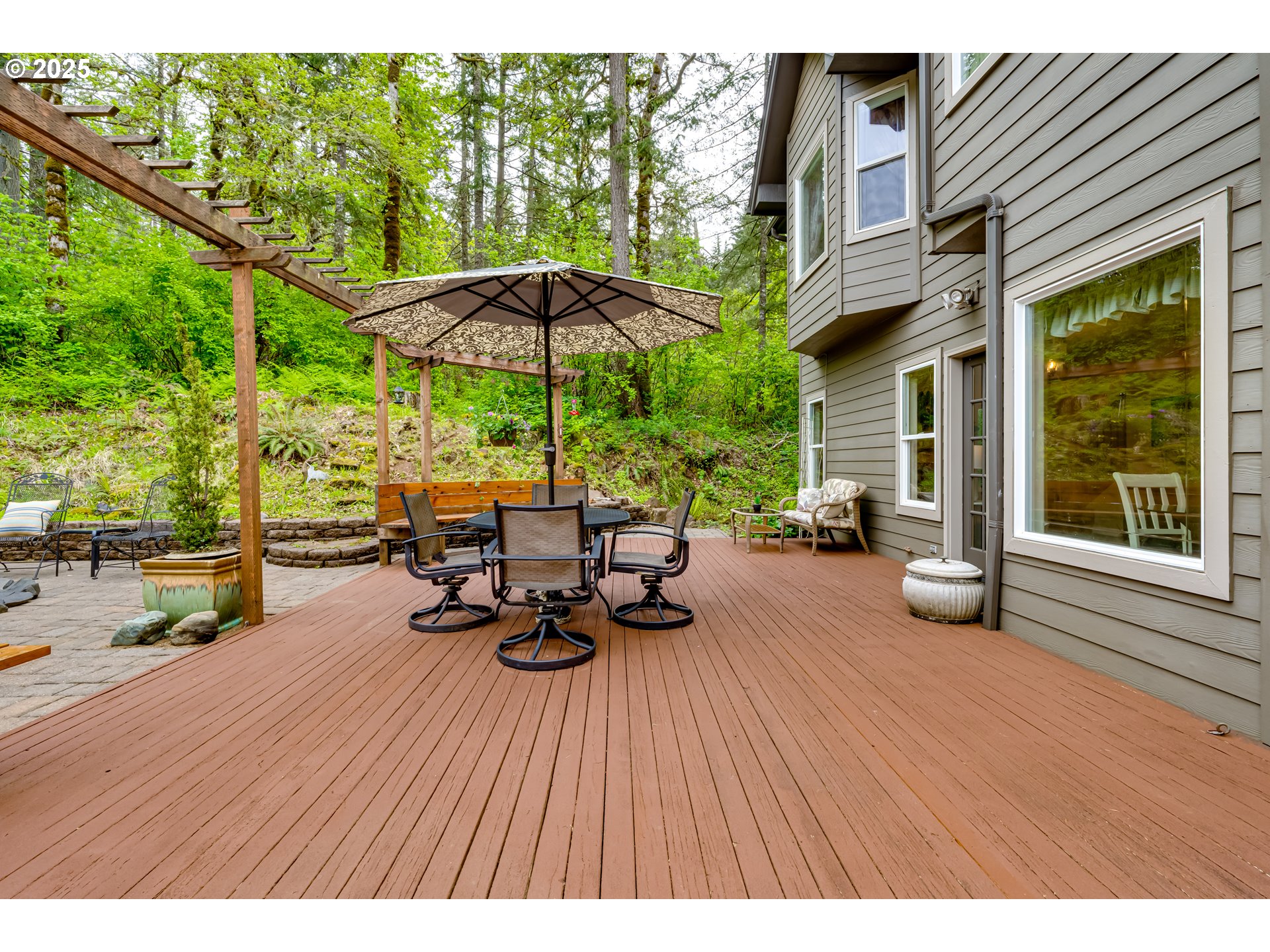 1187 South 69th Street Springfield, OR 97478 - Photo 37 of 42 an outdoor sitting area with chairs and umbrella