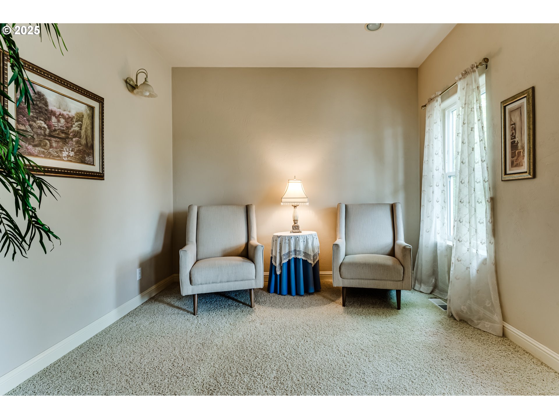 1187 South 69th Street Springfield, OR 97478 - Photo 9 of 42 a living room with furniture and a lamp