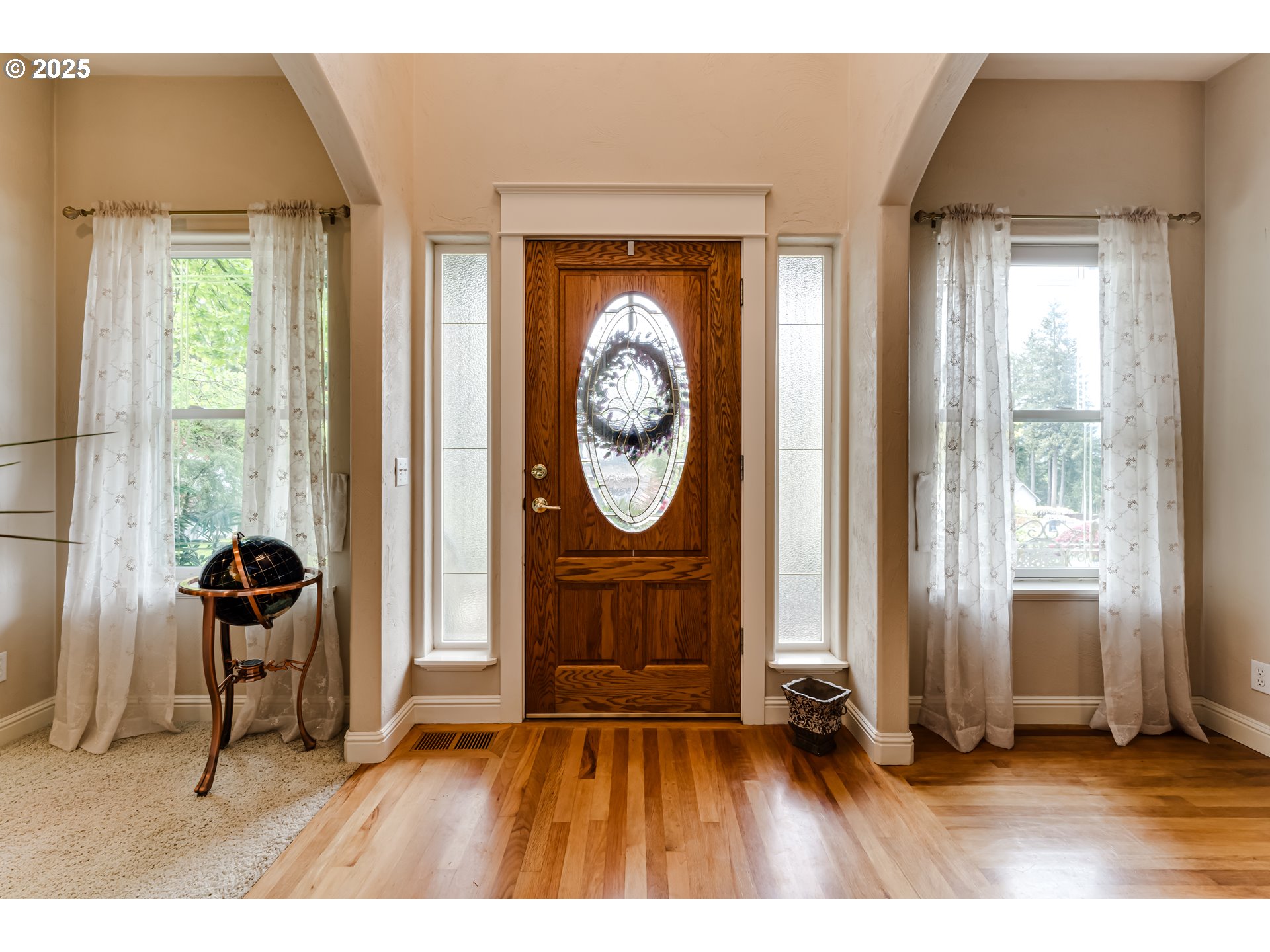 1187 South 69th Street Springfield, OR 97478 - Photo 10 of 42 a view of an entryway with wooden floor