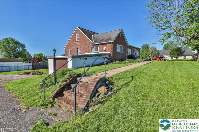 $334,900 | 4 Stonecroft Drive, Easton, PA 18045