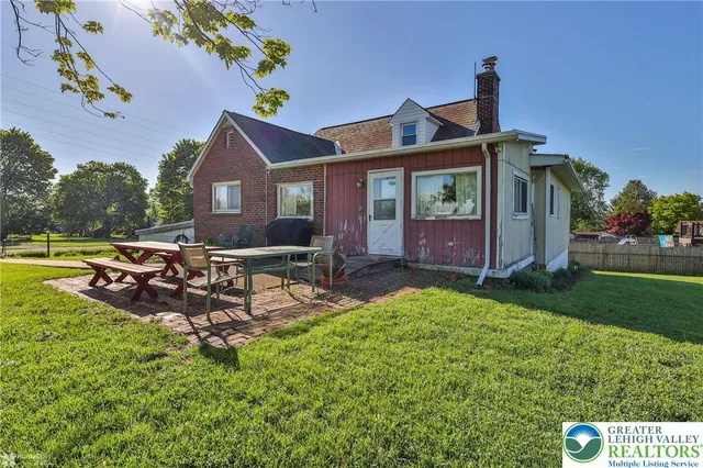 $334,900 | 4 Stonecroft Drive, Easton, PA 18045