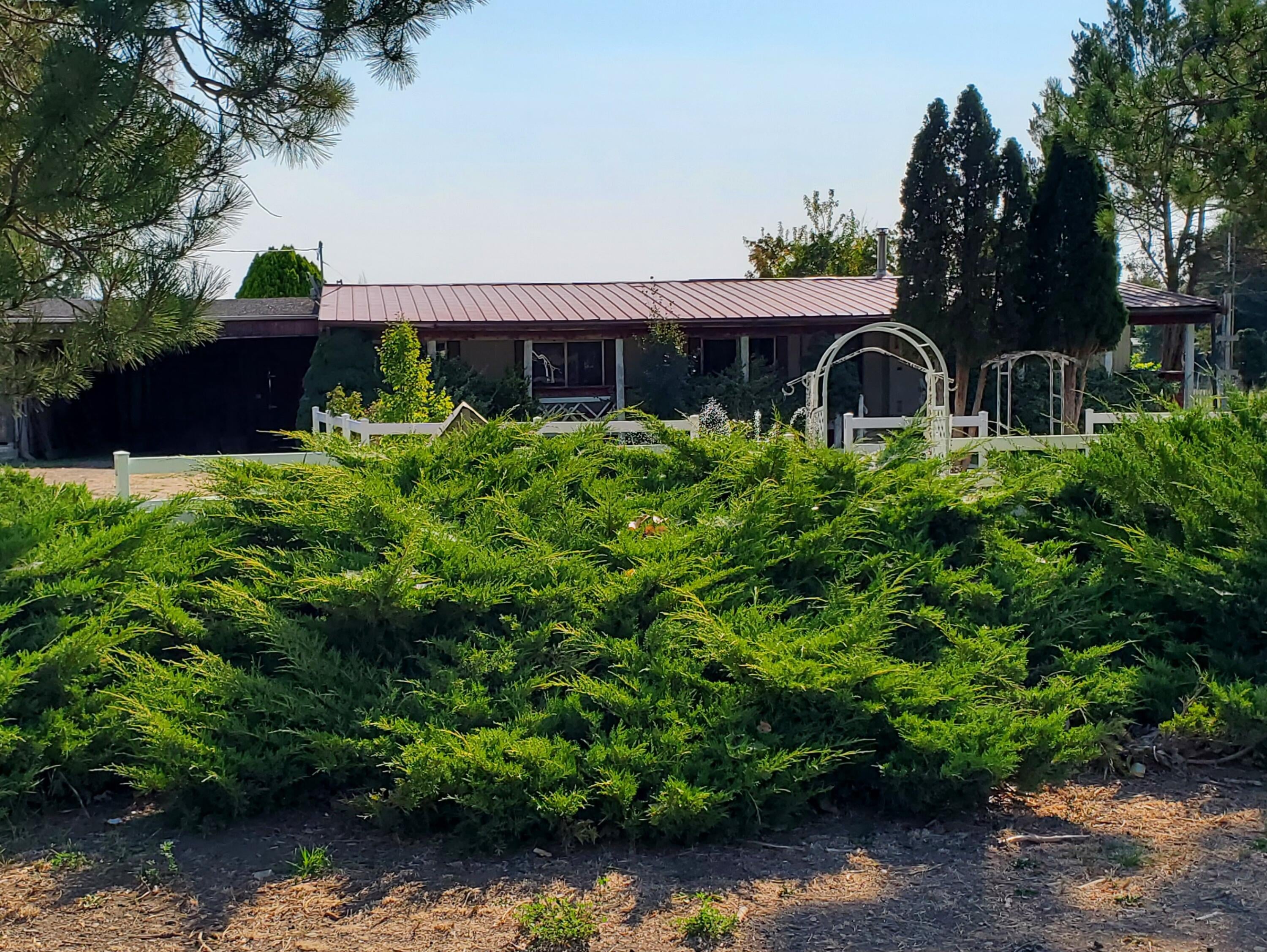 7552 Edwards Road Prineville, OR 97754 - Photo 2 of 18 front view of house
