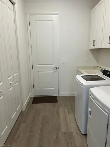 a view of utility room