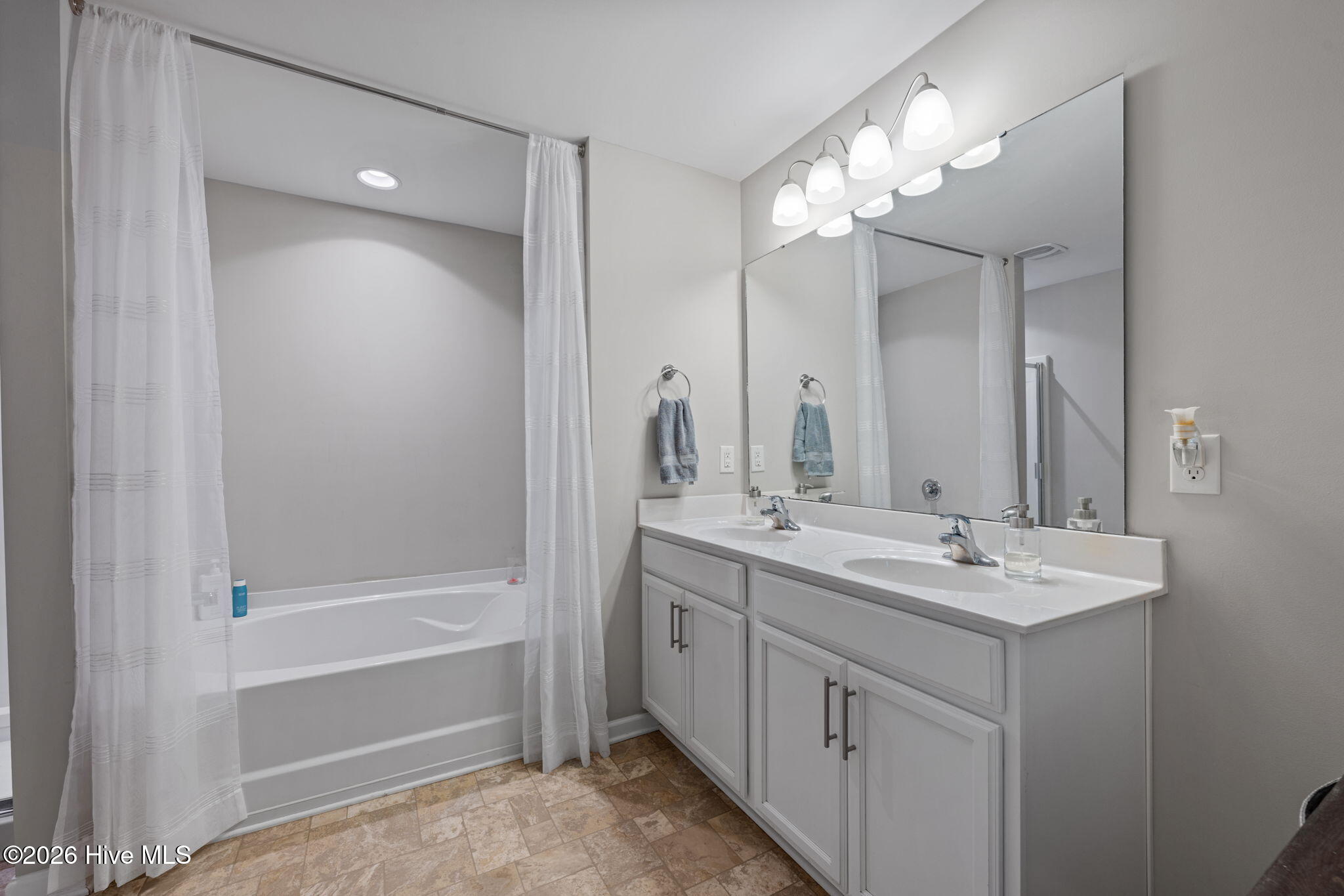 324 Frida Road New Bern, NC 28560 - Photo 32 of 55 Owners Bathroom 01