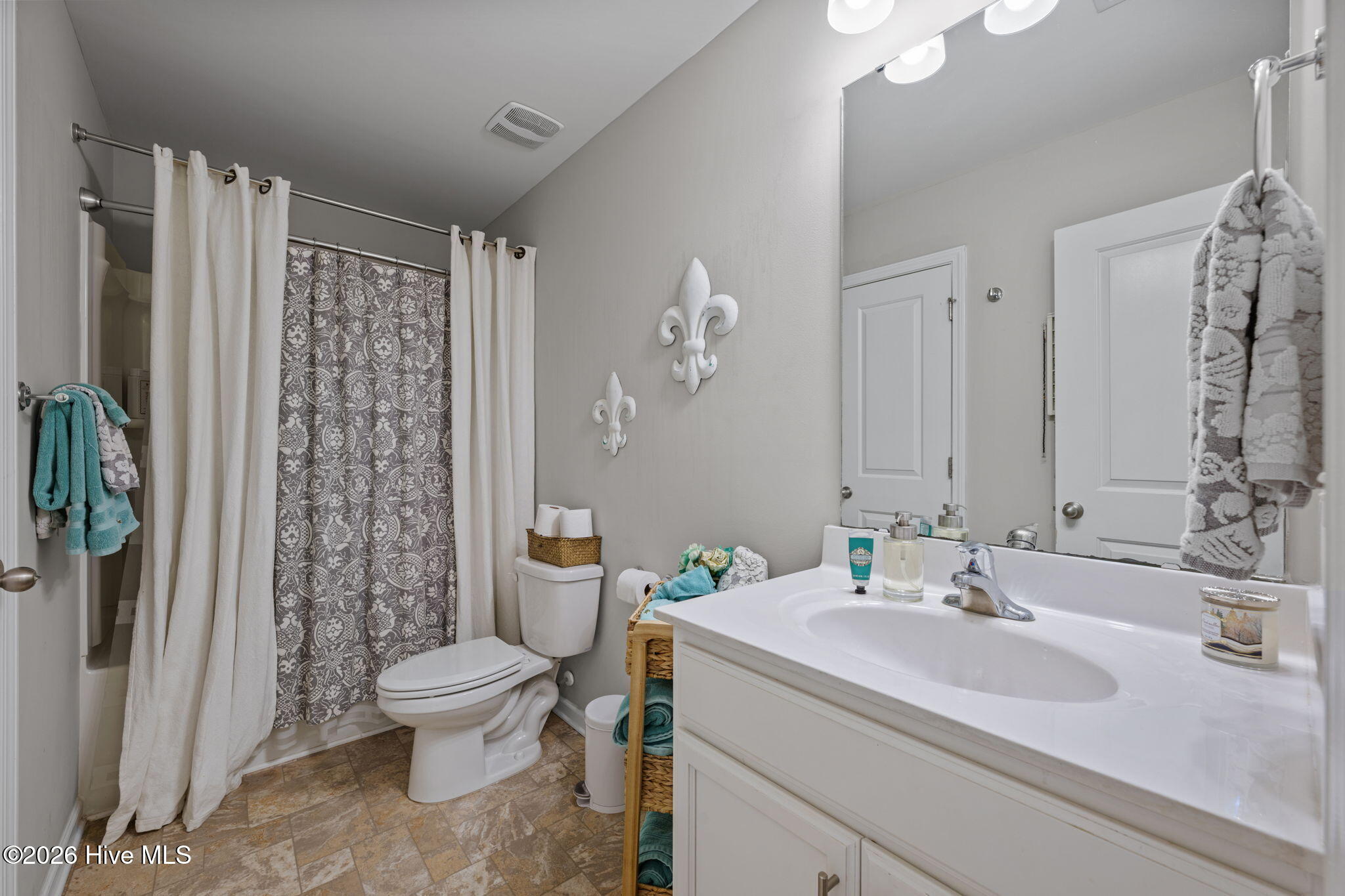324 Frida Road New Bern, NC 28560 - Photo 39 of 55 Second Bathroom 01