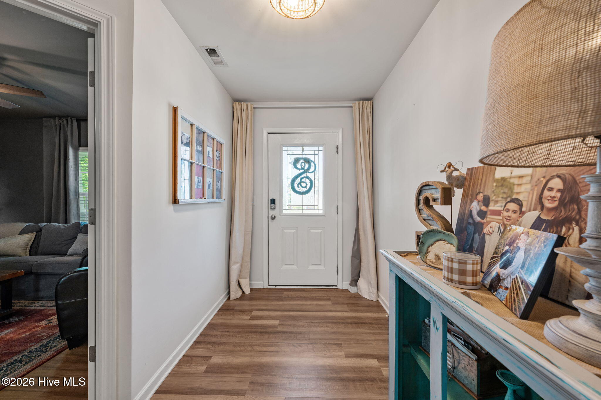 324 Frida Road New Bern, NC 28560 - Photo 7 of 55 Foyer