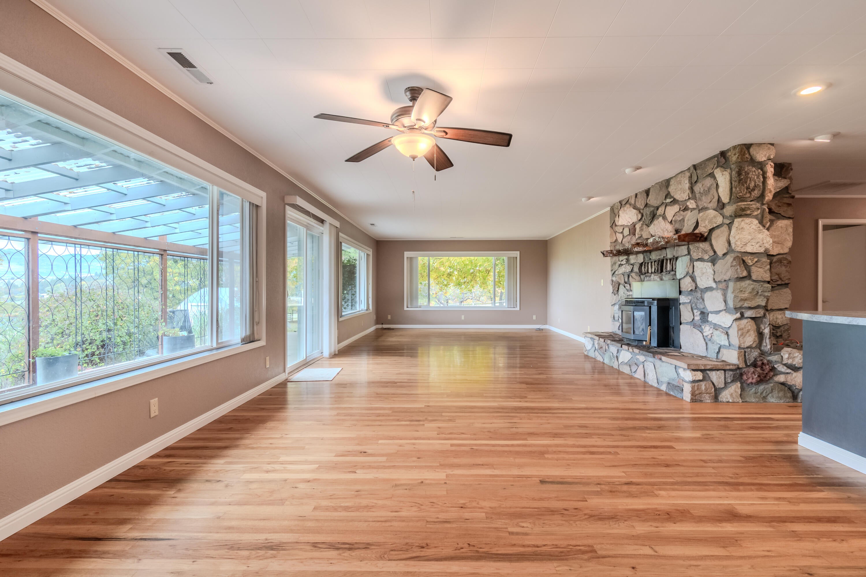 8192 Yank Gulch Road Talent, OR 97540 - Photo 10 of 34 Living Room