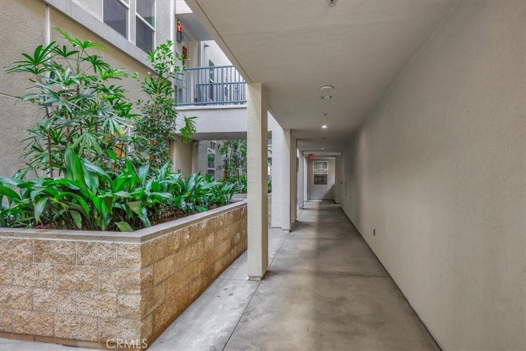 300 East 4th Street, Unit 103 Long Beach, CA 90802 - Photo 51 of 75 a view of a house with potted plants