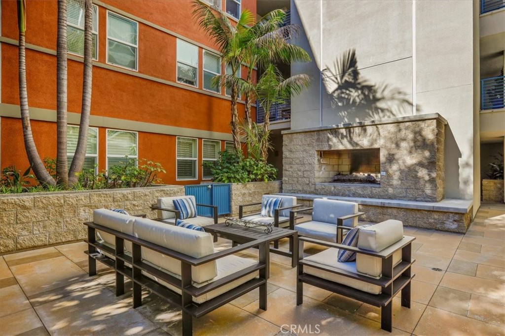 300 East 4th Street, Unit 103 Long Beach, CA 90802 - Photo 71 of 75 a view of a patio with a table and chairs