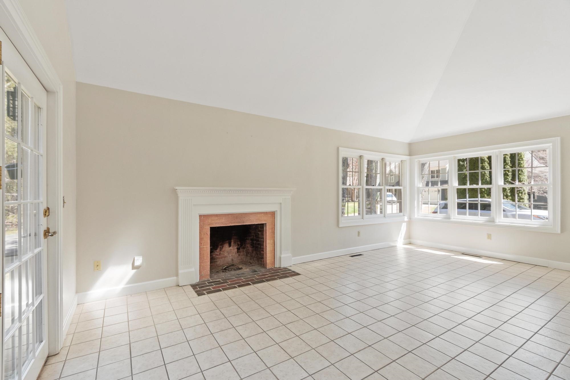 21 Peninsula Drive, Unit 21 Stratham, NH 03885 - Photo 9 of 35