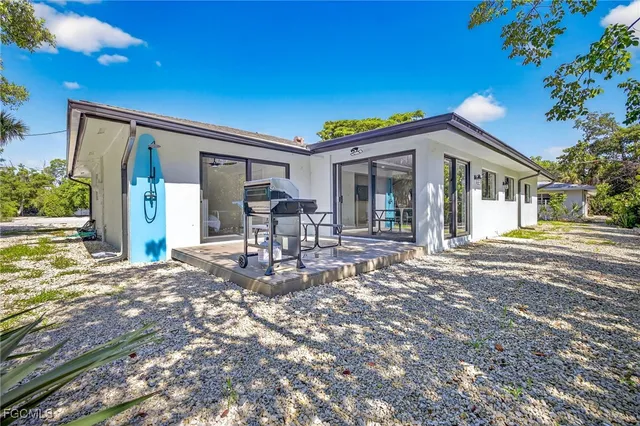 a view of a house with backyard