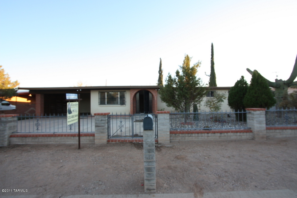 2571 West Capistrano Road Tucson, AZ 85746 - Photo 1 of 26 a view of a house with a street