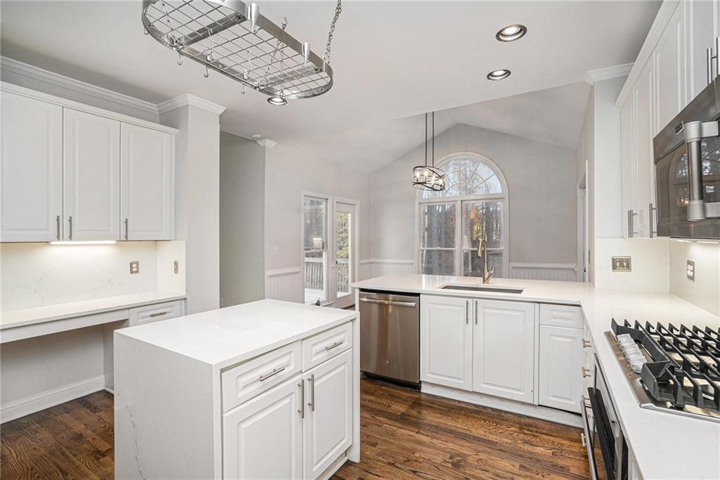 523 Sycamore Point Woodstock, GA 30189 - Photo 11 of 34 a kitchen that has a lot of cabinets in it