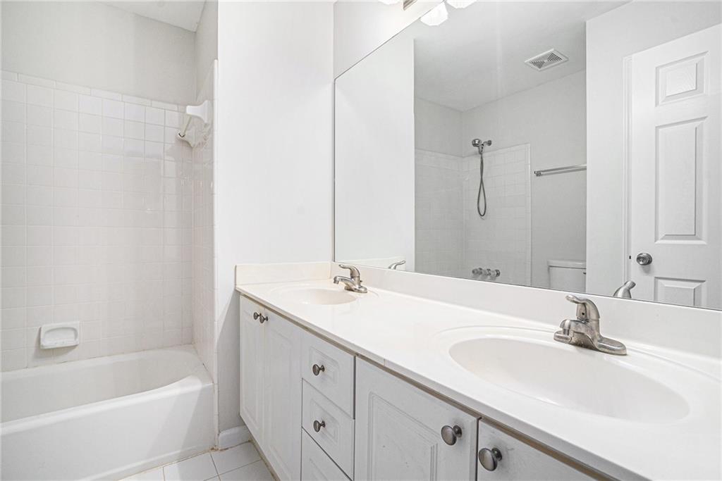 523 Sycamore Point Woodstock, GA 30189 - Photo 15 of 34 a bathroom with a sink and a bathtub