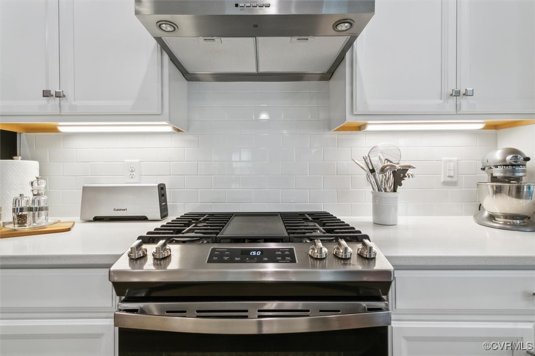 115 Apprentice Landing Williamsburg, VA 23185 - Photo 21 of 49 a stove sitting inside of a kitchen