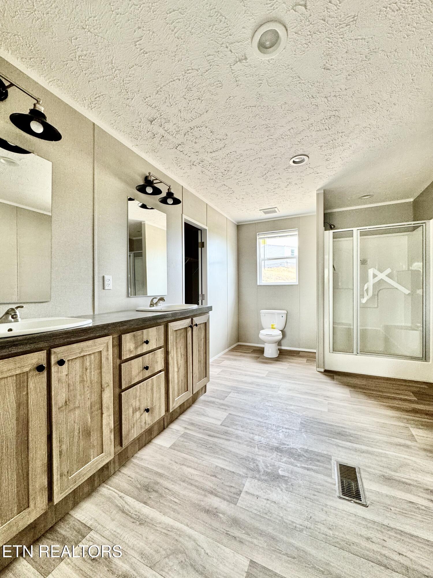 320 Perkey Way Tazewell, TN 37879 - Photo 14 of 19 Owner suite 2