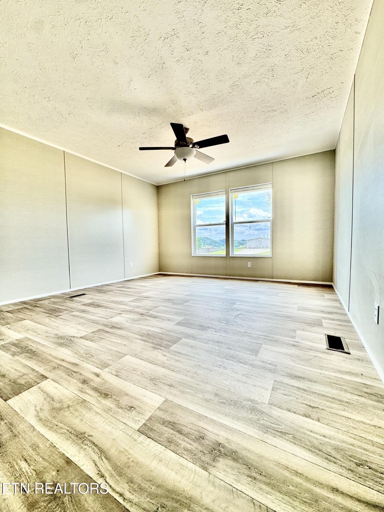 320 Perkey Way Tazewell, TN 37879 - Photo 15 of 19 Owner suite 2