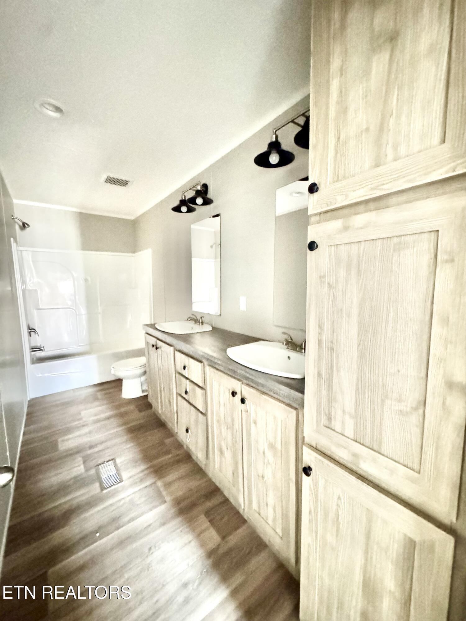 320 Perkey Way Tazewell, TN 37879 - Photo 16 of 19 Bathroom 3