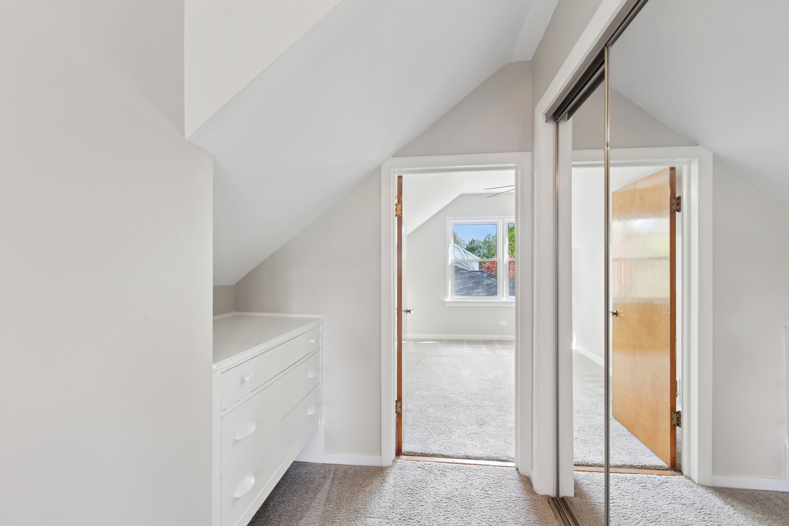 270 Hawthorne Boulevard Glen Ellyn, IL 60137 - Photo 23 of 34 a view of an entryway with wooden floor