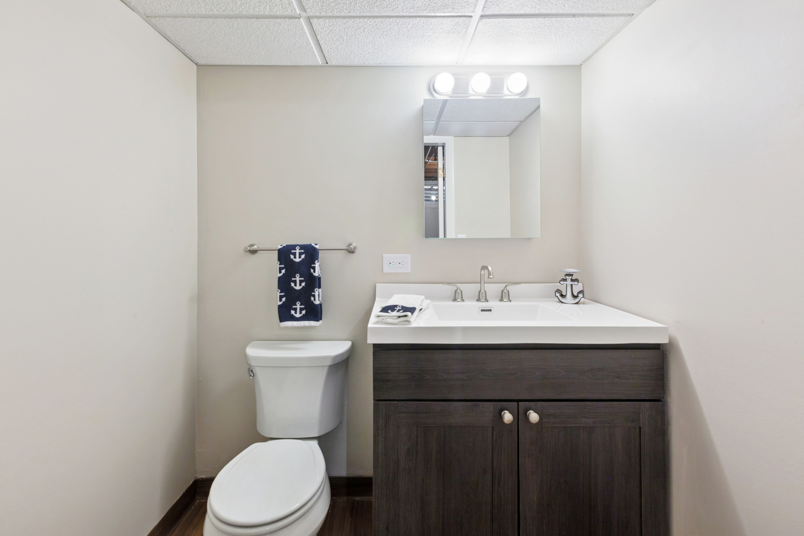 270 Hawthorne Boulevard Glen Ellyn, IL 60137 - Photo 27 of 34 a bathroom with a sink toilet and a mirror