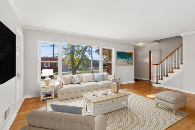 270 Hawthorne Boulevard Glen Ellyn, IL 60137 - Photo 4 of 34 a living room with furniture and a flat screen tv