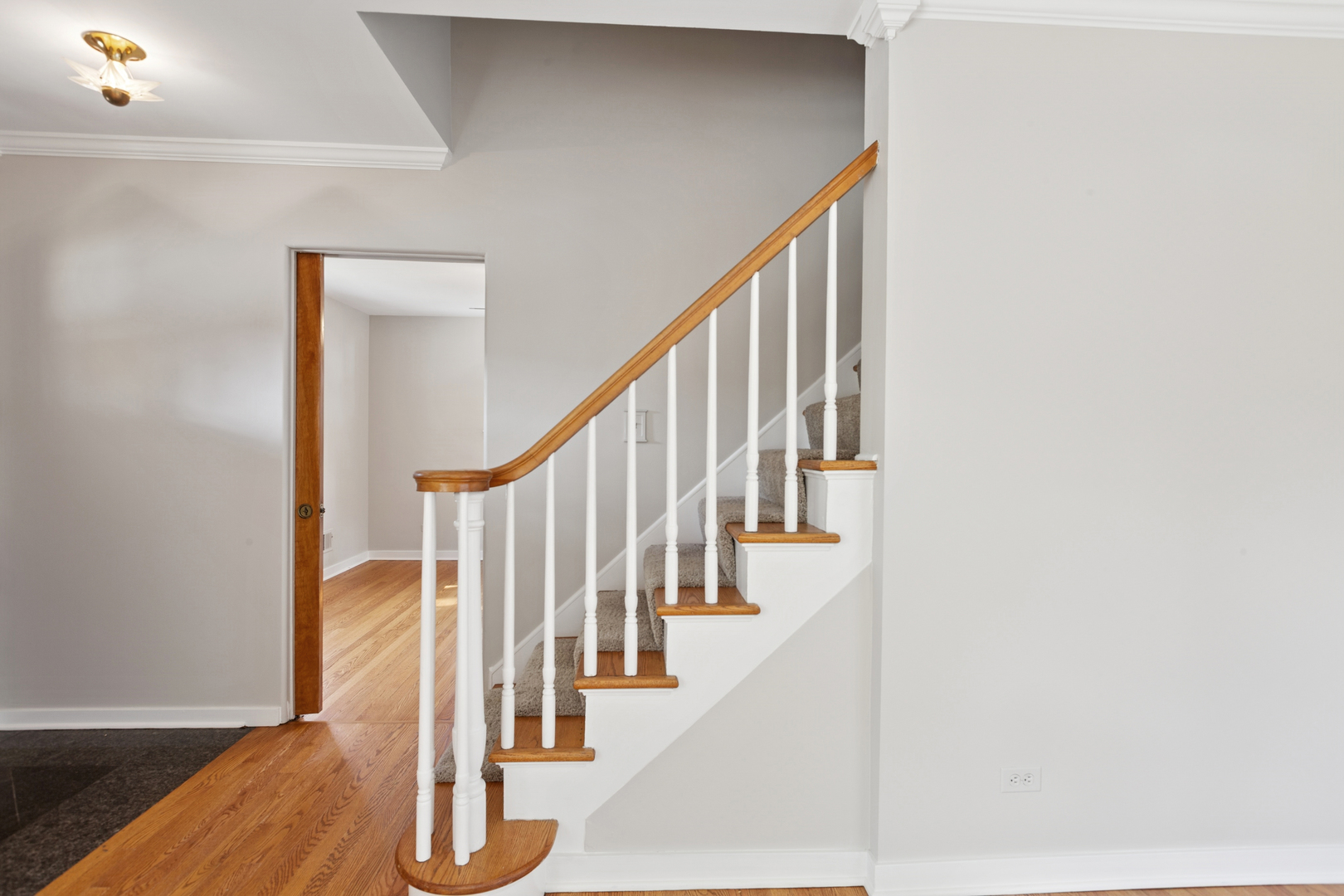 270 Hawthorne Boulevard Glen Ellyn, IL 60137 - Photo 6 of 34 a view of entryway