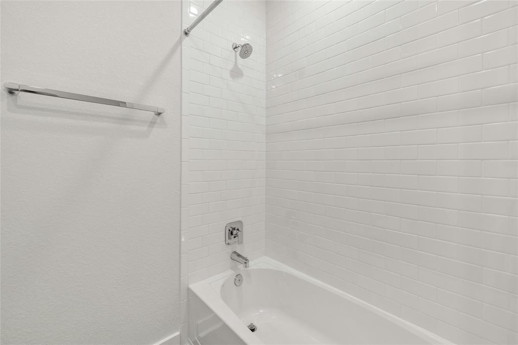 113 Shadow Oak Cove Georgetown, TX 78628 - Photo 33 of 40 A well-appointed bath features classic subway tile surround and contemporary fixtures.