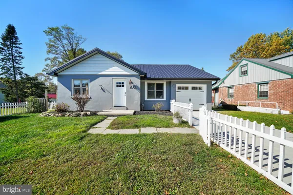 a view of a front of house with a yard
