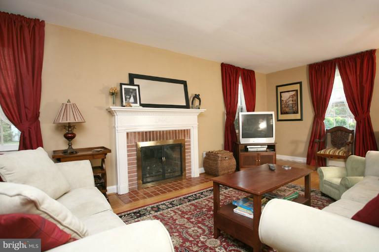 5505 Springlake Way Baltimore, MD 21212 - Photo 3 of 18 Living Room