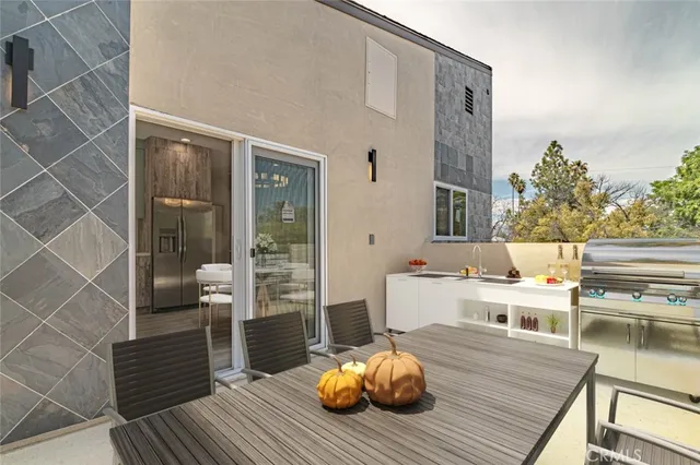 $12,600 | 18750 Collins Street, Tarzana, CA 91356