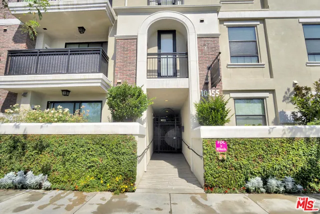 a view of roof deck with potted plants and sky view