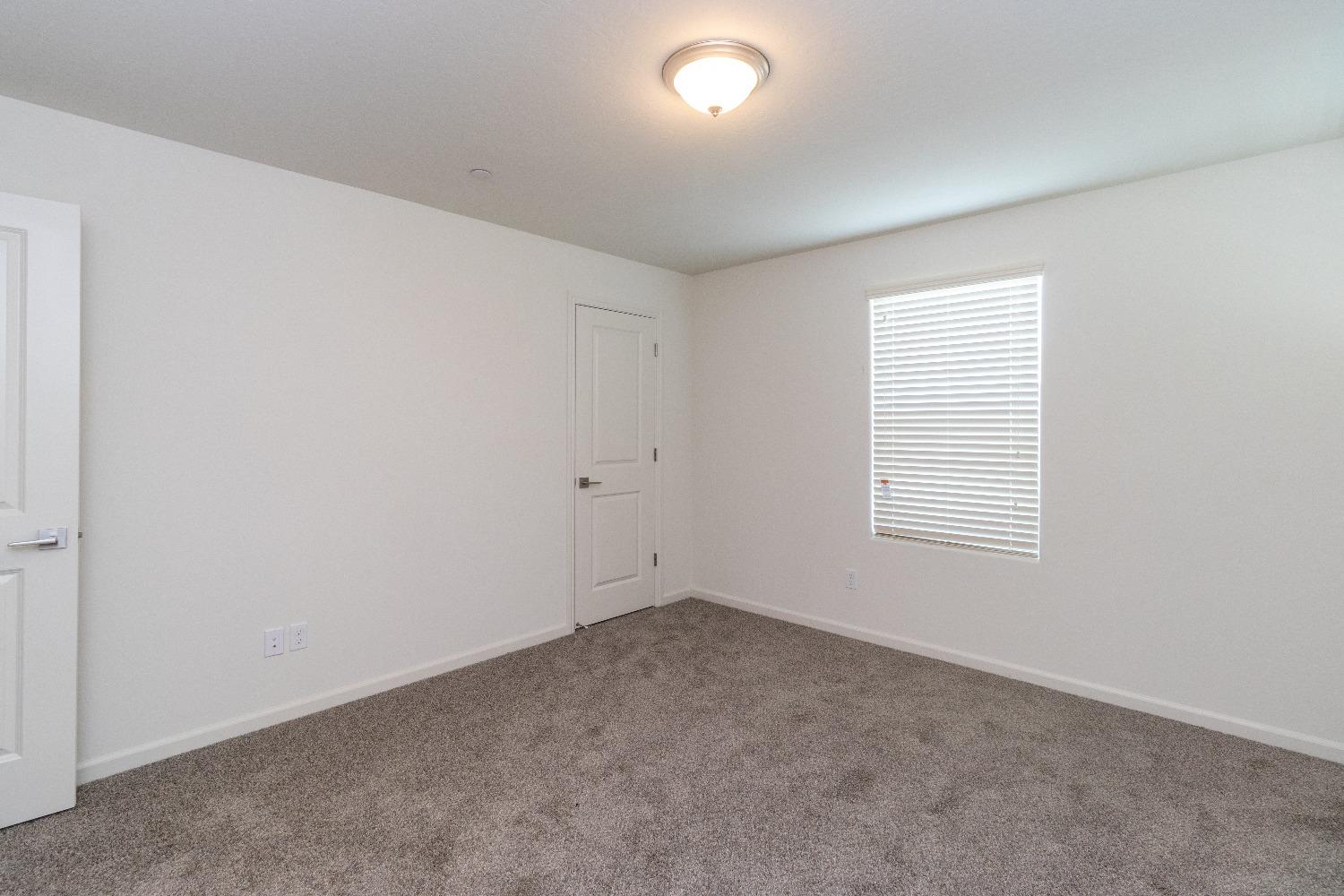 512 Pioneer Lane Clovis, CA 93619 - Photo 15 of 17 an empty room with a window