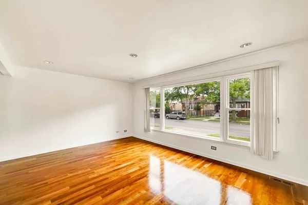 $500,000 | 2725 North Oak Park Avenue, Chicago, IL 60707