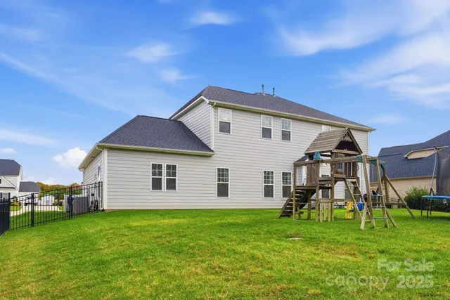 a view of a yard in front of house