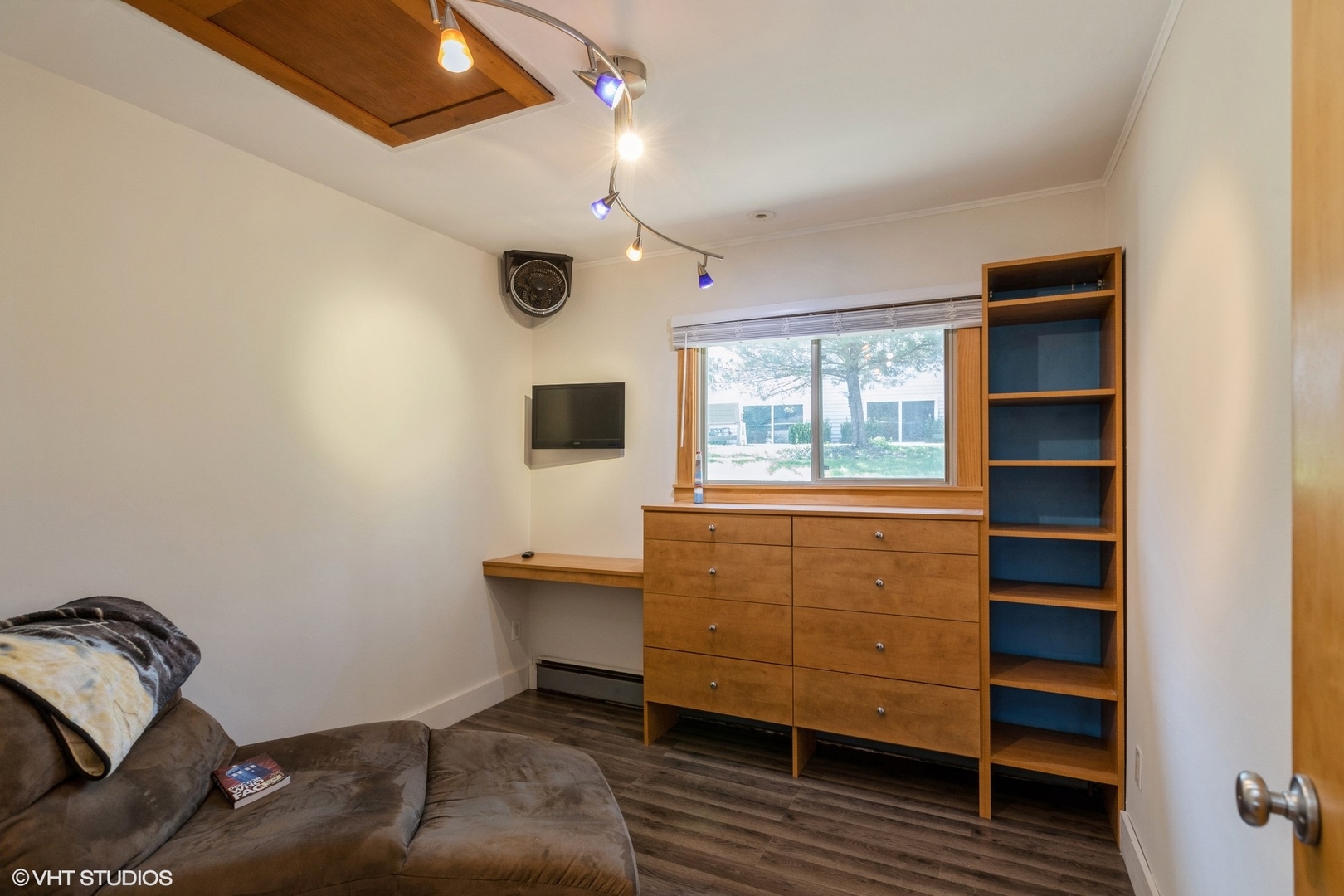 28660 Golf View Drive Spring Grove, IL 60081 - Photo 13 of 25 a room with furniture and a window