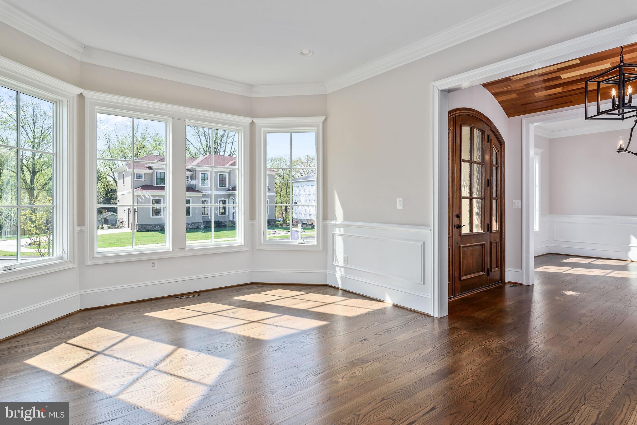 916 Ninovan Road Southeast Vienna, VA 22180 - Photo 3 of 30 Living Room