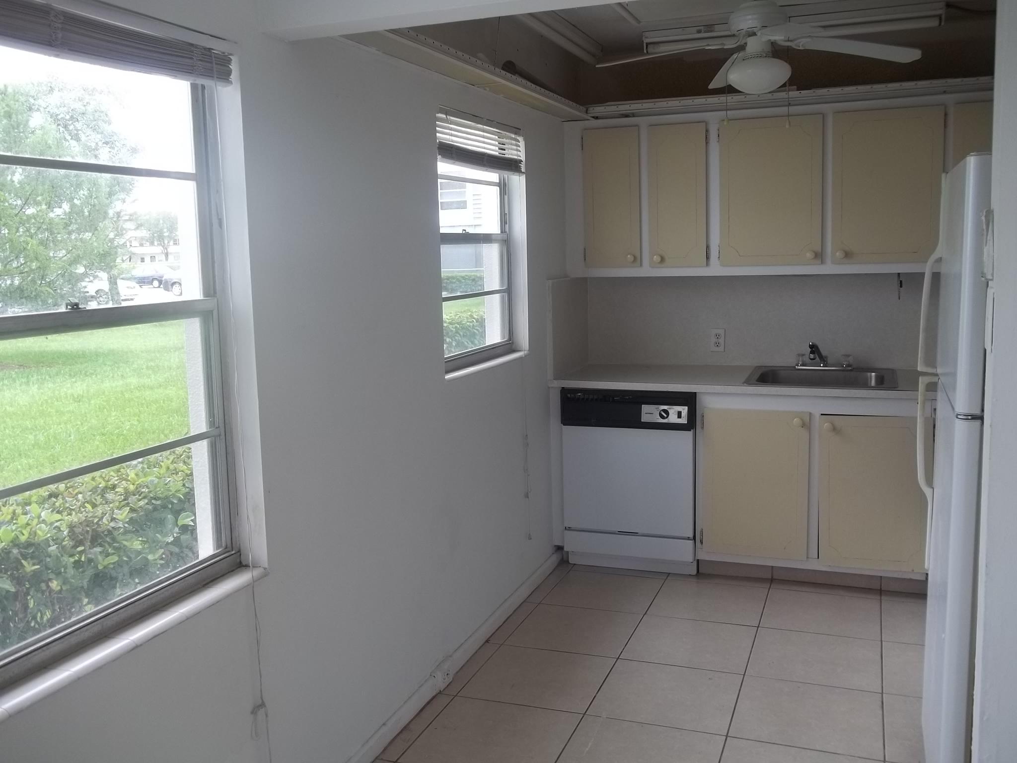 383 Fanshaw, Unit J Boca Raton, FL 33434 - Photo 3 of 7 100_1999