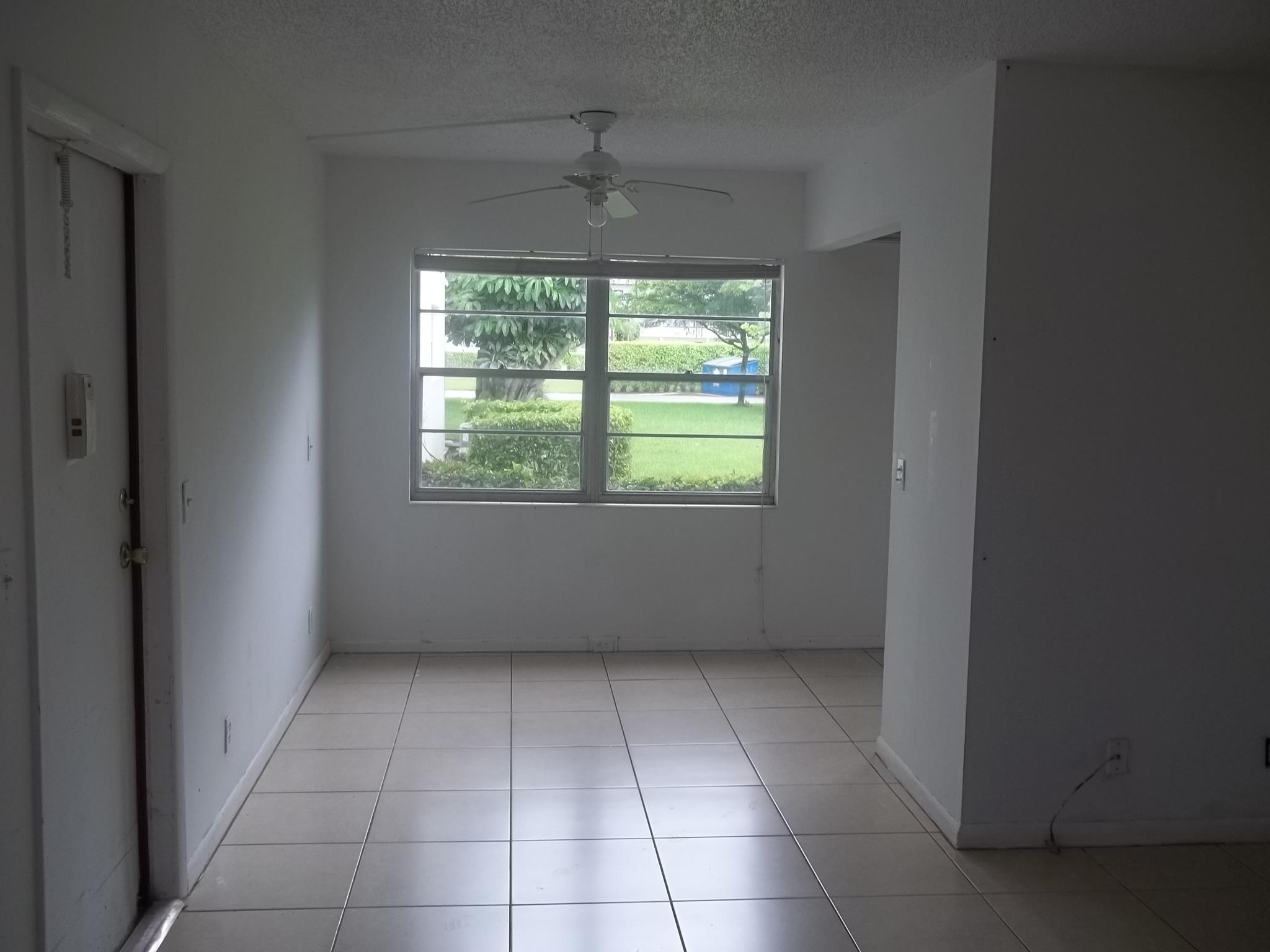 383 Fanshaw, Unit J Boca Raton, FL 33434 - Photo 4 of 7 100_2001