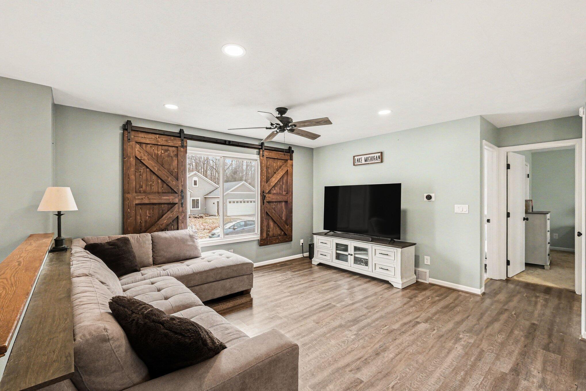14923 Minetta Avenue Spring Lake, MI 49456 - Photo 6 of 21 LIVING ROOM