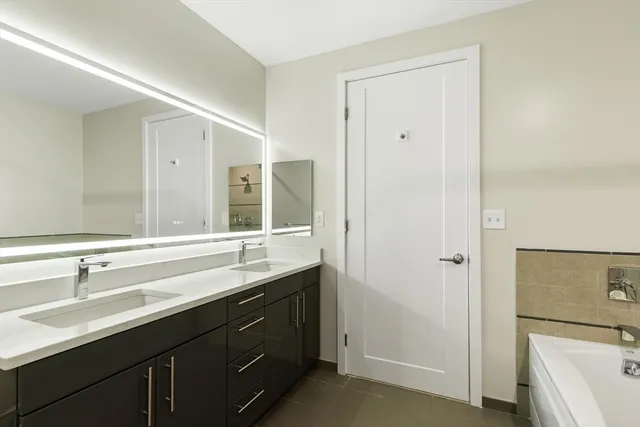 $5,450 | 1 Canal Street, Unit PH1211, Boston, MA 02114