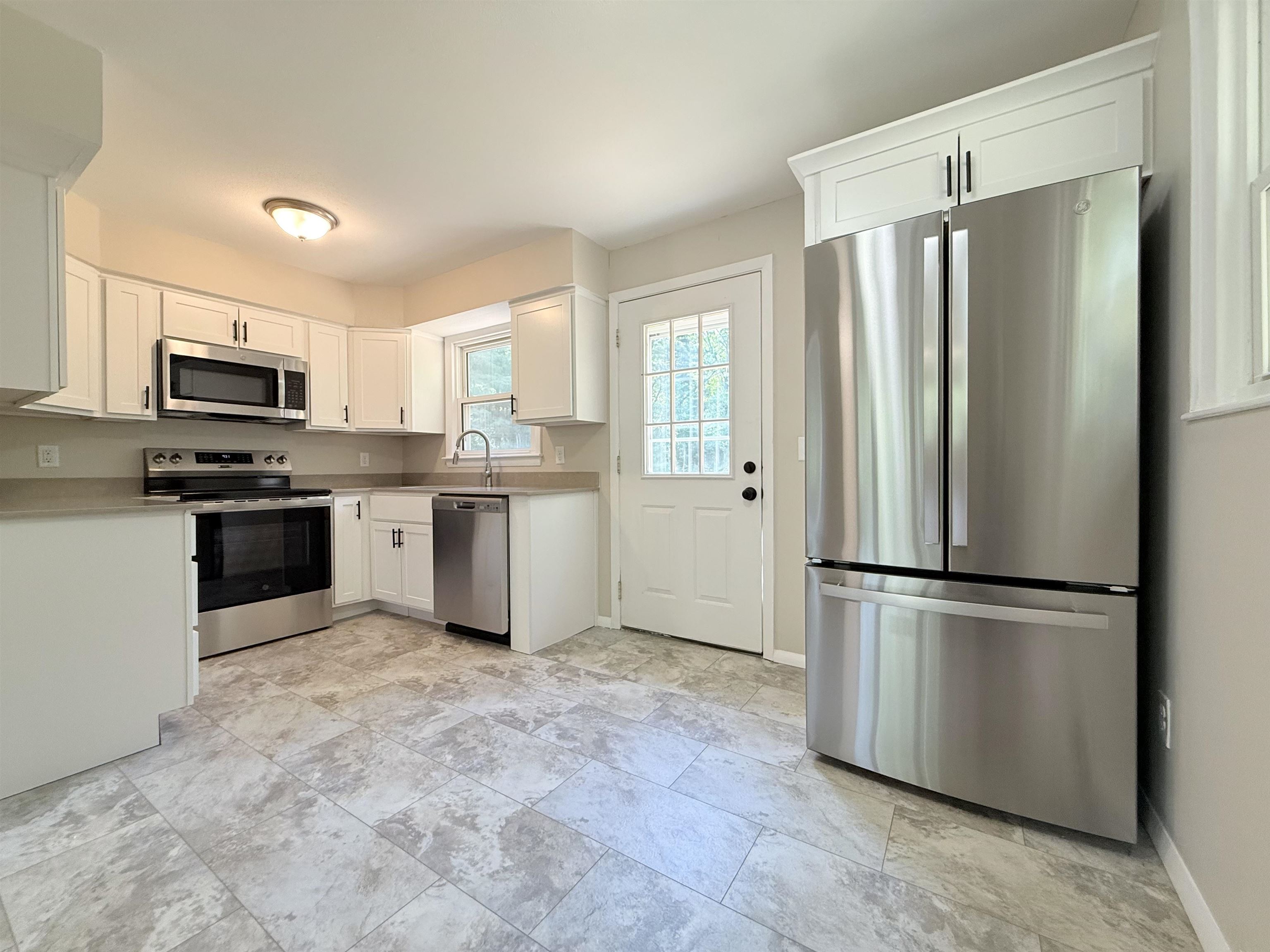 37 Bluff Street Salem, NH 03079 - Photo 2 of 46